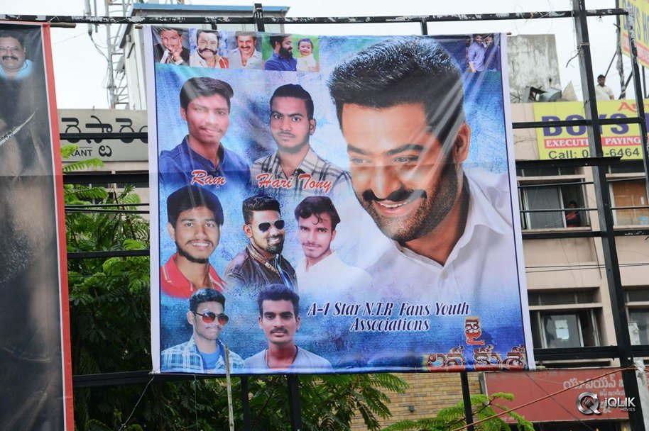 Jai-Lava-Kusa-Movie-Hungama-at-RTC-X-Roads